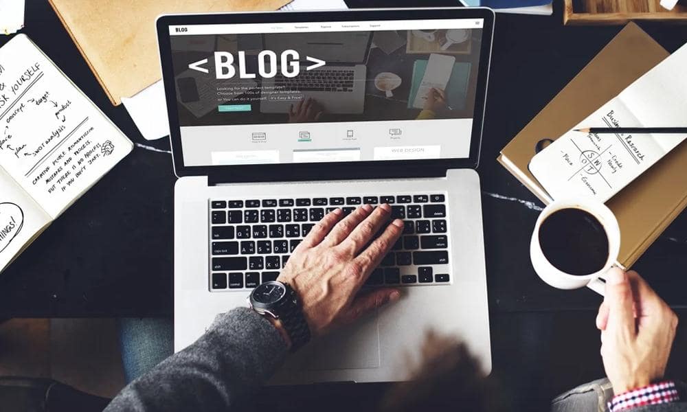 Persona trabajando en una notebook, representando el equipo de diseño web